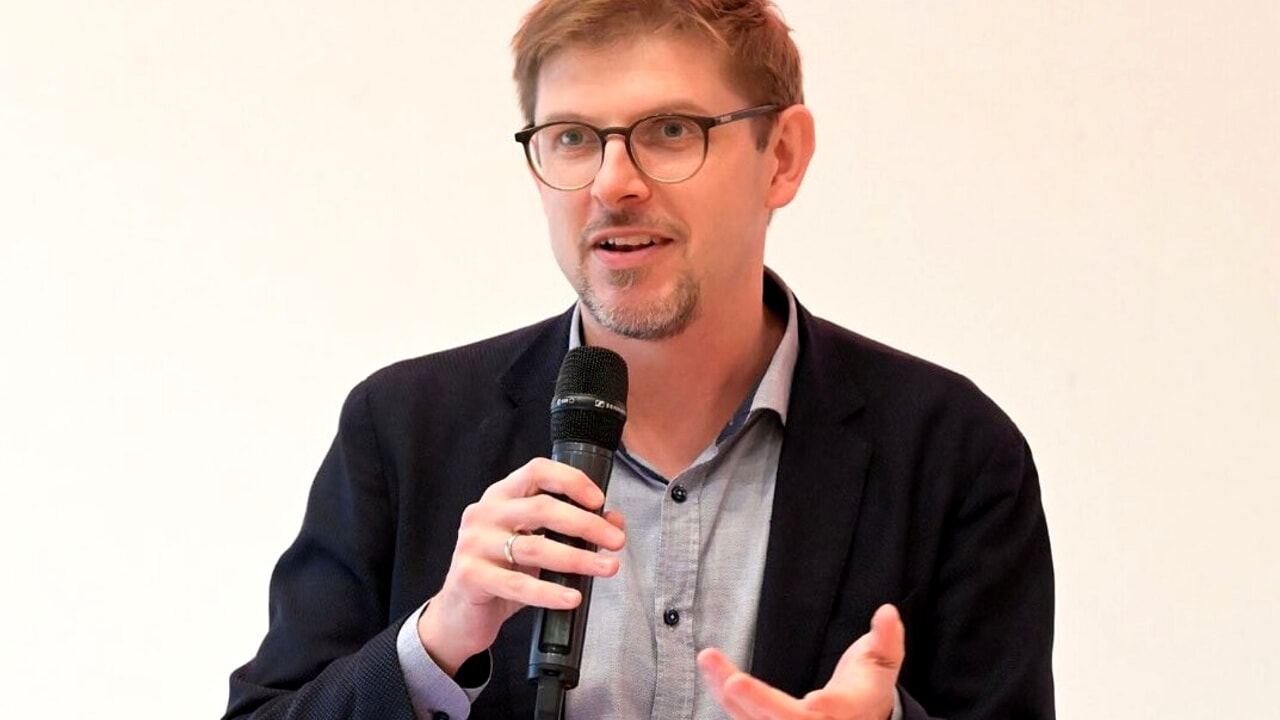 Coups de pied et coups de poing tout en plaçant des affiches électorales: MEP socialiste gravement blessé