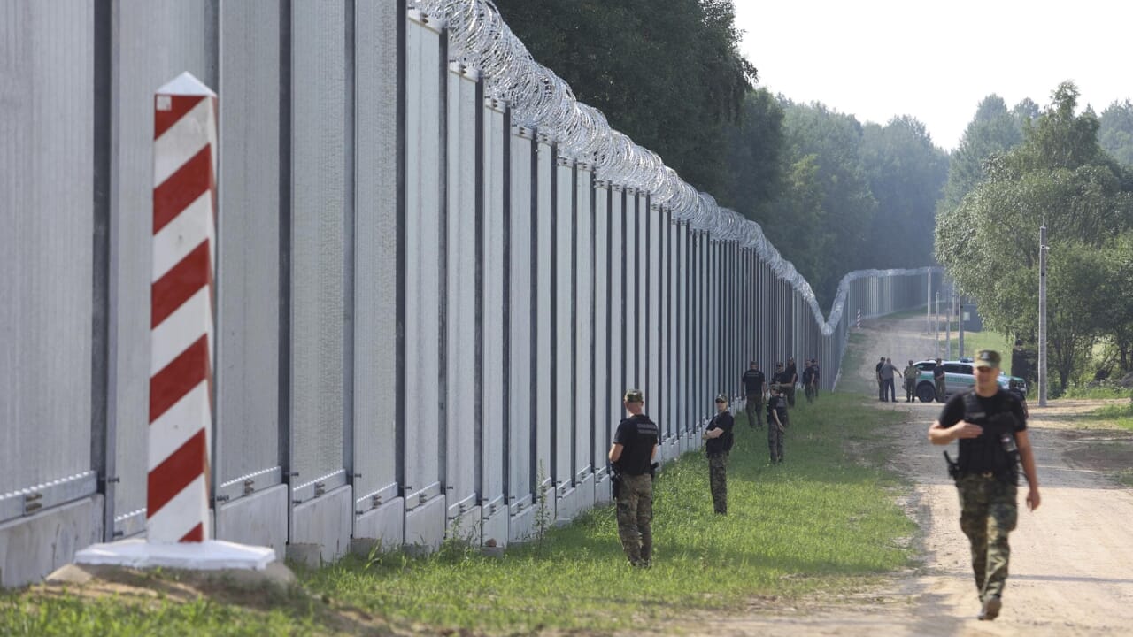 La Pologne suspend le droit de l'asile pour les migrants: les modérés de l'UE de plus en plus proches de Meloni