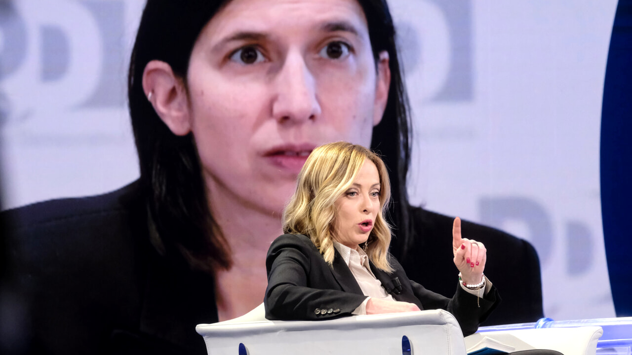 Parce que l'Italie est le seul pays de l'UE qui "oblige les chefs de parti à postuler