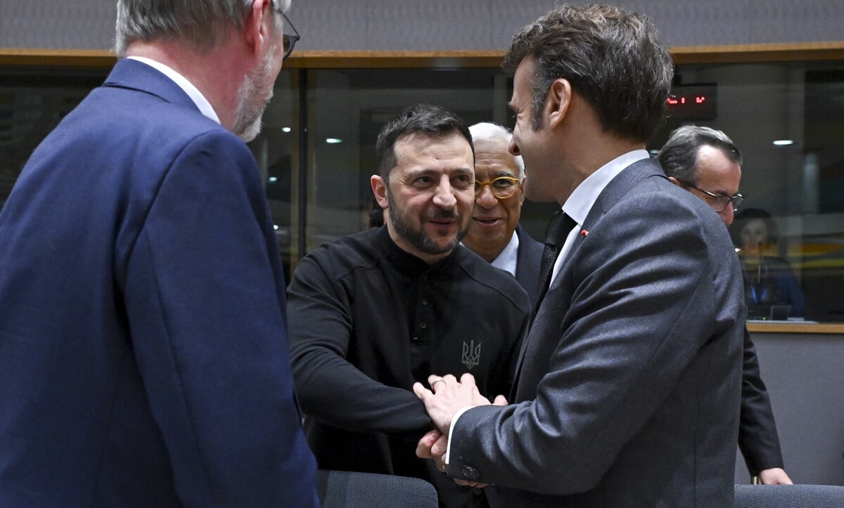 Poignée de main entre Zelensky et Macron au Conseil européen - Photo Council européen