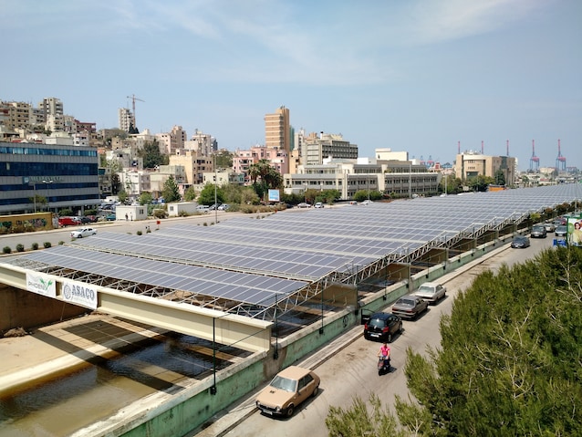 Rivière liban avec des panneaux solaires