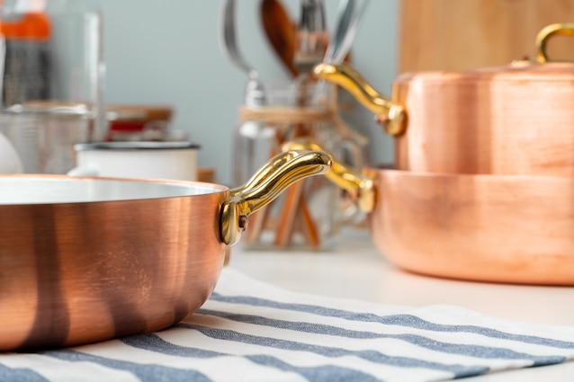 Pots en cuivre dans la cuisine