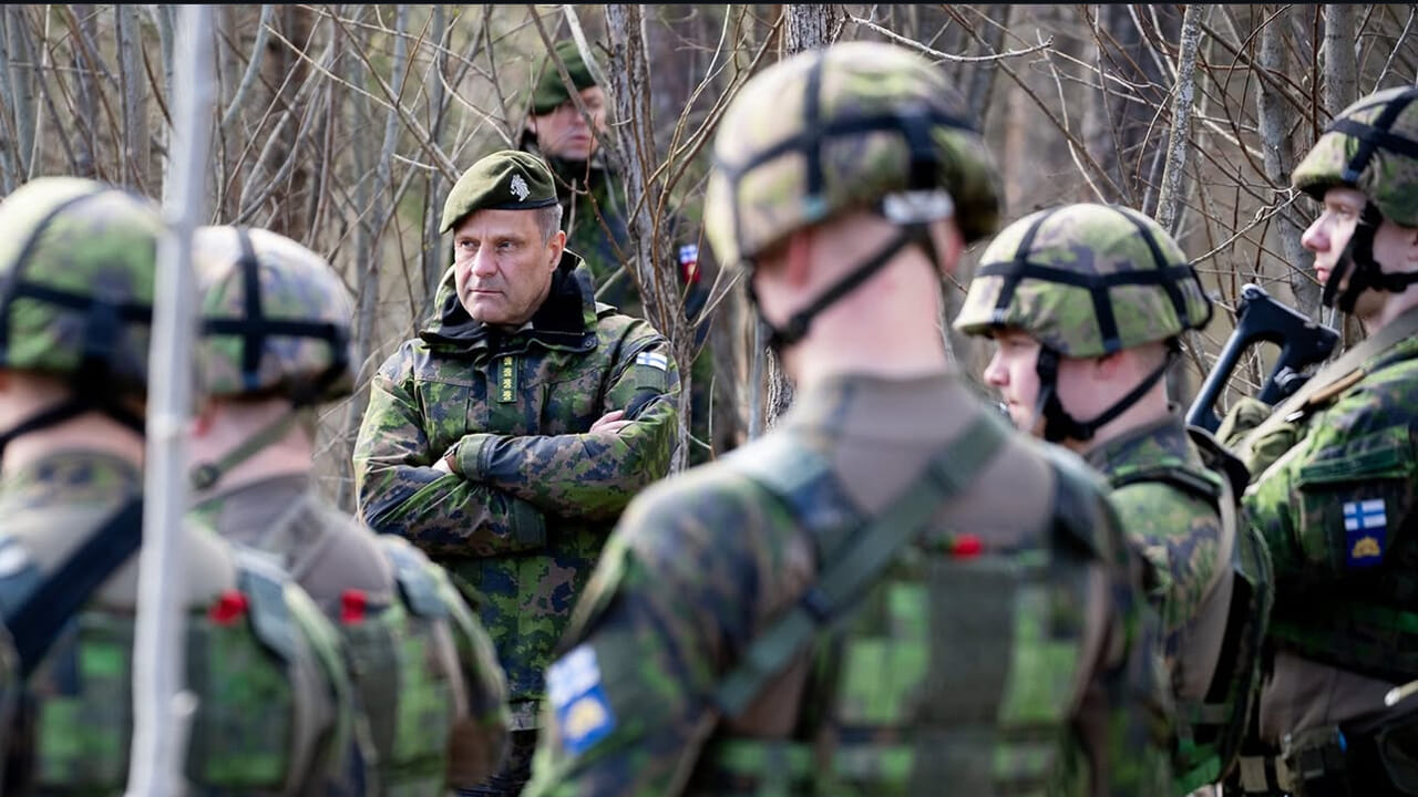 La Finlande portera l'âge maximum des réservistes à 65: 125 mille autres soldats en cas de guerre