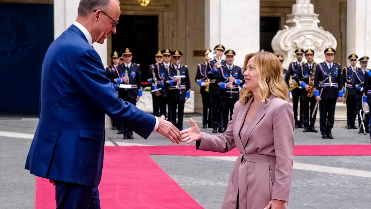 Meloni à Merz: "Italie et Allemagne unis". Ensuite, l'attaque de Macron: "Assez de personnalismes en Europe"