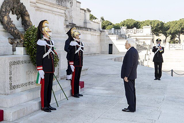 Mattarella davanti alla tomba del milite ignoto