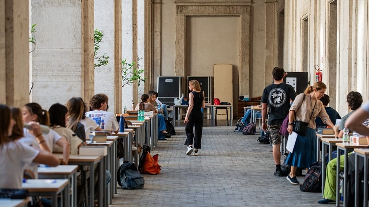 La maturité et la controverse habituelle (absurde)