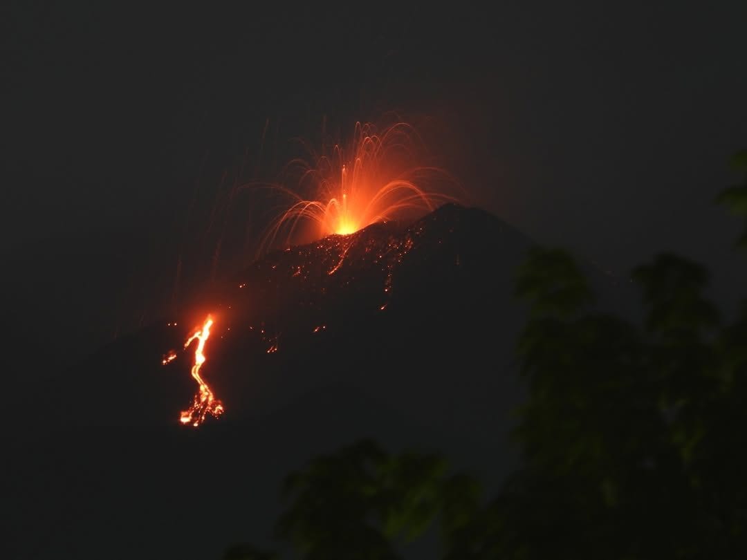 Spettacolare attivita stromboliana e colata di lava dal Cratere di Sud-Est dell'Etna