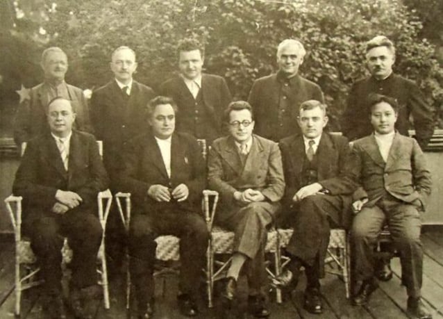 Togliatti (troisième de la gauche, assis) à Moscou en 1935 avec les gestionnaires de l'international communiste