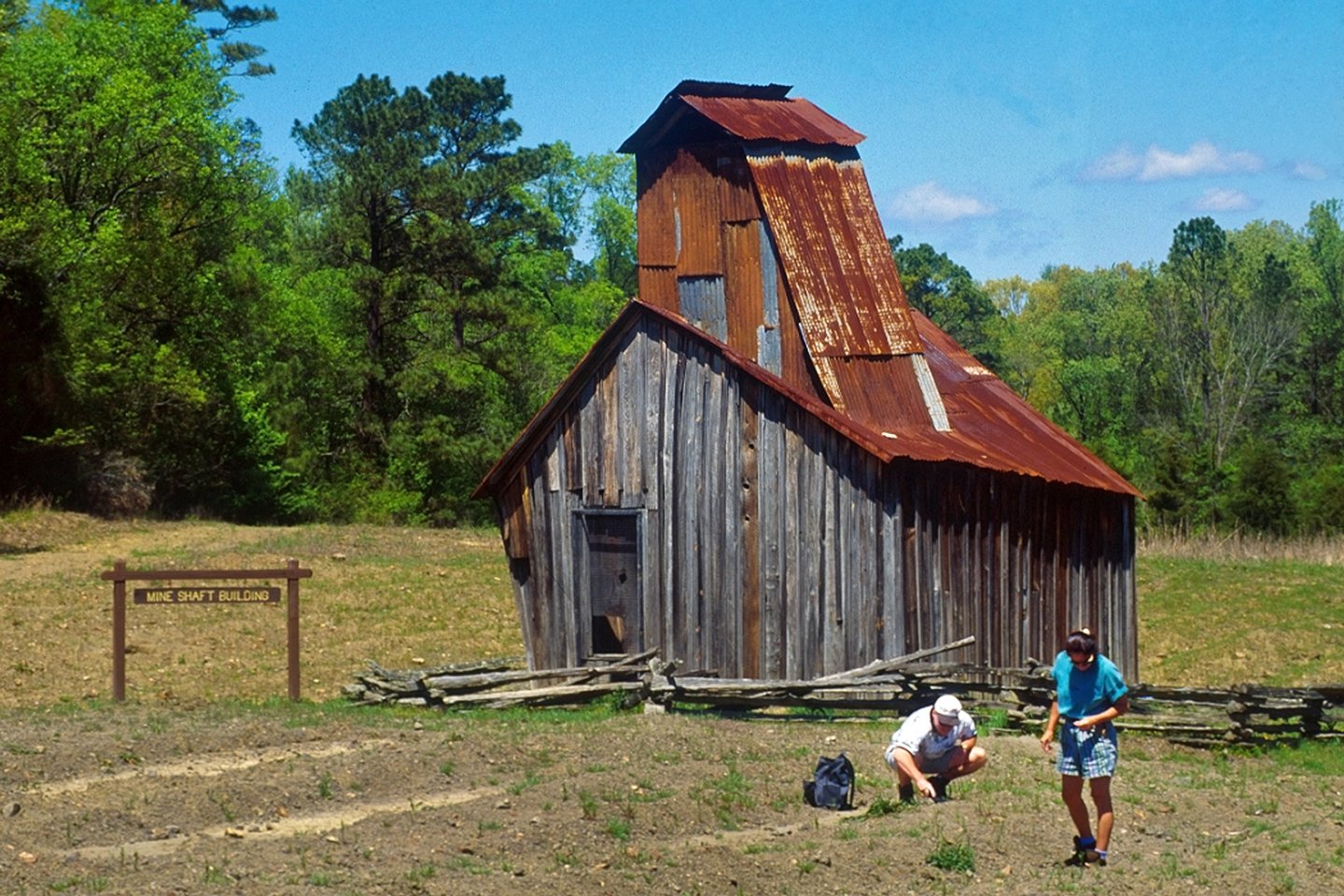 Les touristes se sont livrés à la recherche de pierres précieuses. Crédits: Arkansas State Parks.