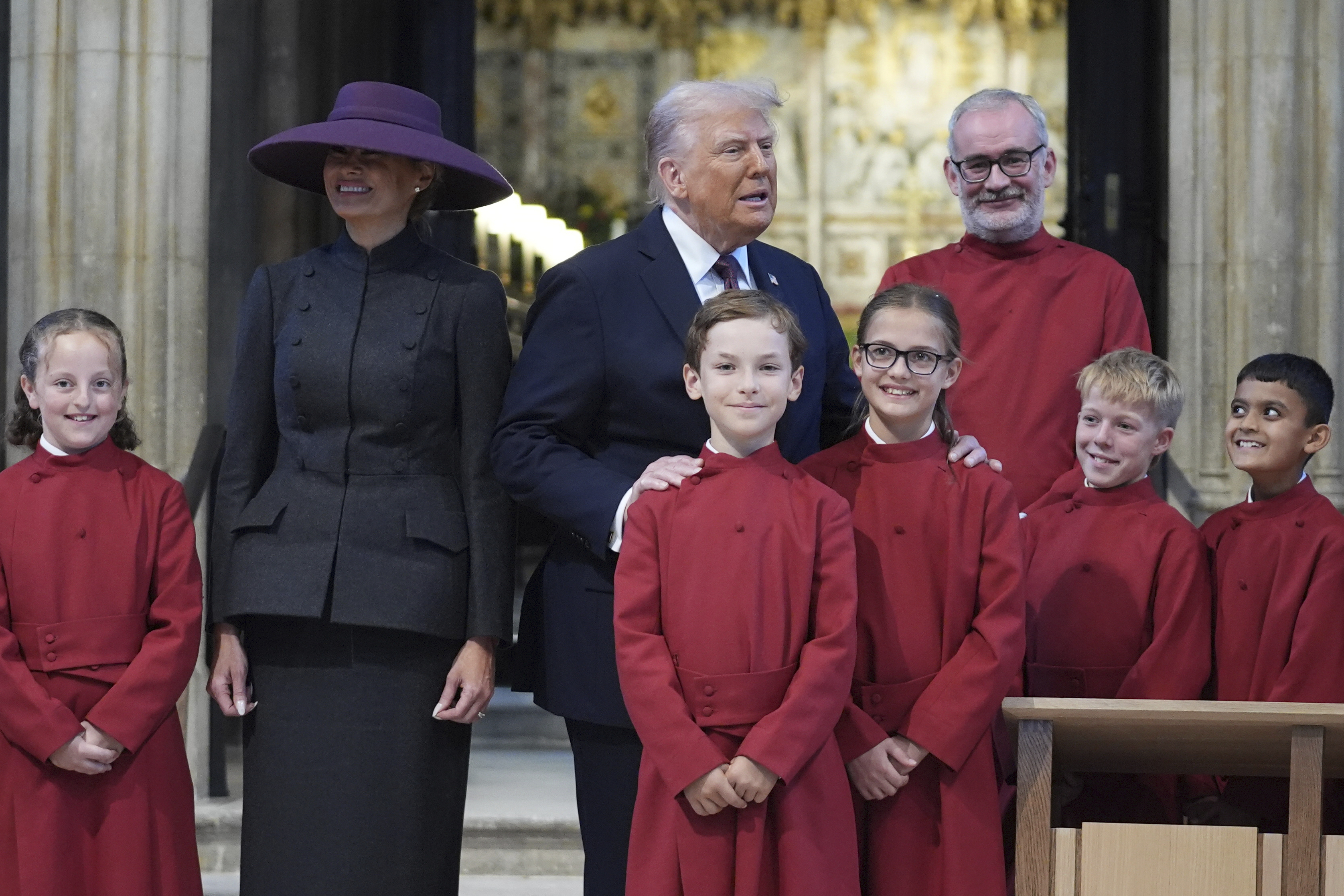 Le président Donald Trump et la première dame Melania Trump posent avec un chœur d'enfants tout en recevant une visite de la chapelle de San Giorgio au château de Windsor (Lapresse) Le président Donald Trump et la première dame Melania Trump posent avec un chœur d'enfants tout en recevant une visite de la chapelle de San Giorgio au château de Windsor (Lapresse)