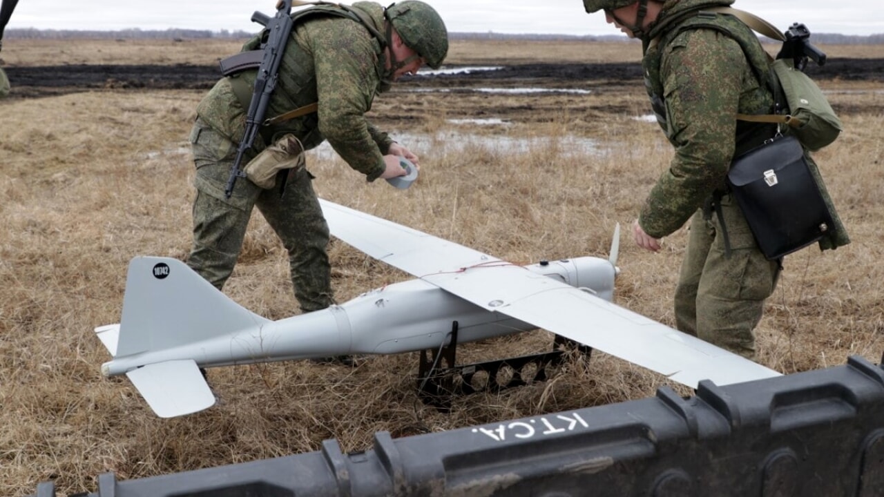 De la flotte de l'ombre russe aux villes européennes: quel serait le voyage des drones dangereux du Kremlin