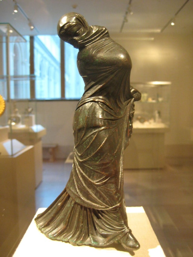 Statuette grecque d'une femme voilée (IIIe-IIe siècle avant JC) (Wikimedia Commons)