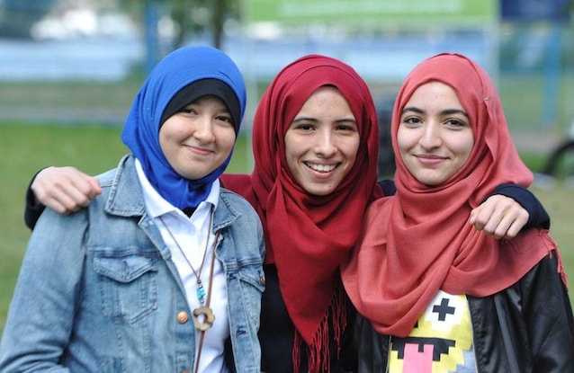 Filles avec le hijab (Wikimedia Commons)