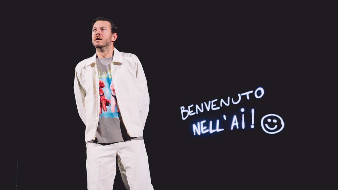 Si vous aimez Alessandro Cattelan, allez le voir au théâtre