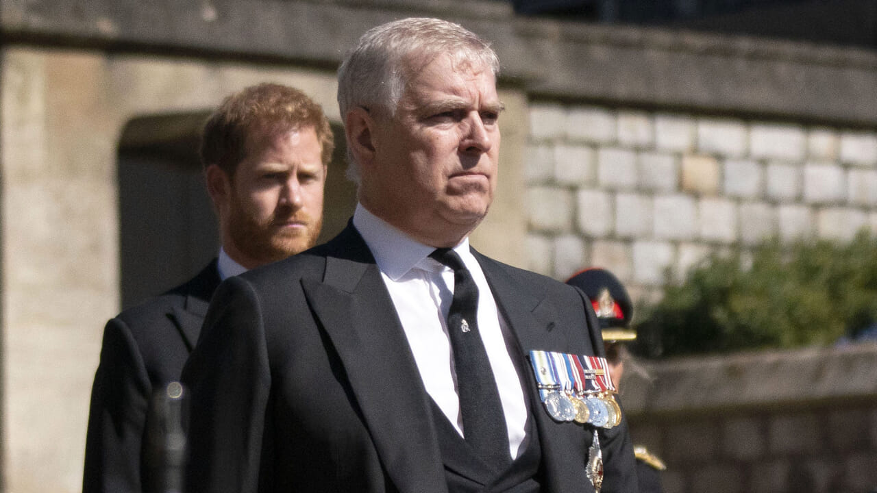 Survivre au scandale Epstein : voici comment le roi Charles abandonne son frère Andrew de Windsor