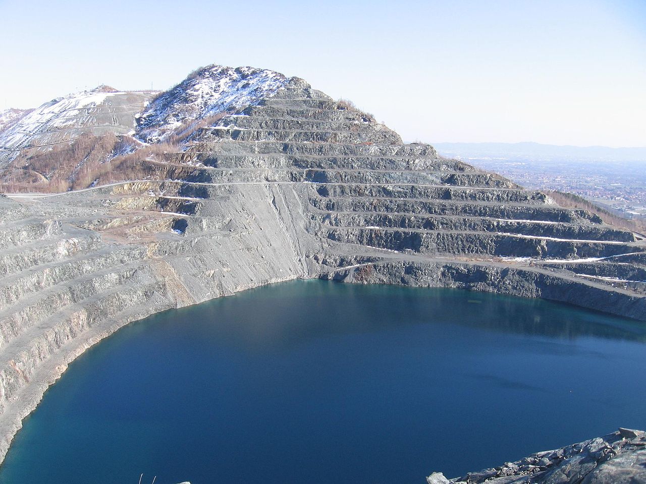 Mine à ciel ouvert Balangero, qui abrite aujourd'hui un lac. Crédits : Wikimédia Commons.