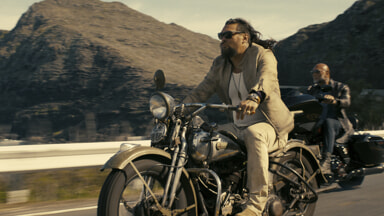 Prime Video - Demolition Brothers - Jason Momoa et Dave Bautista en moto