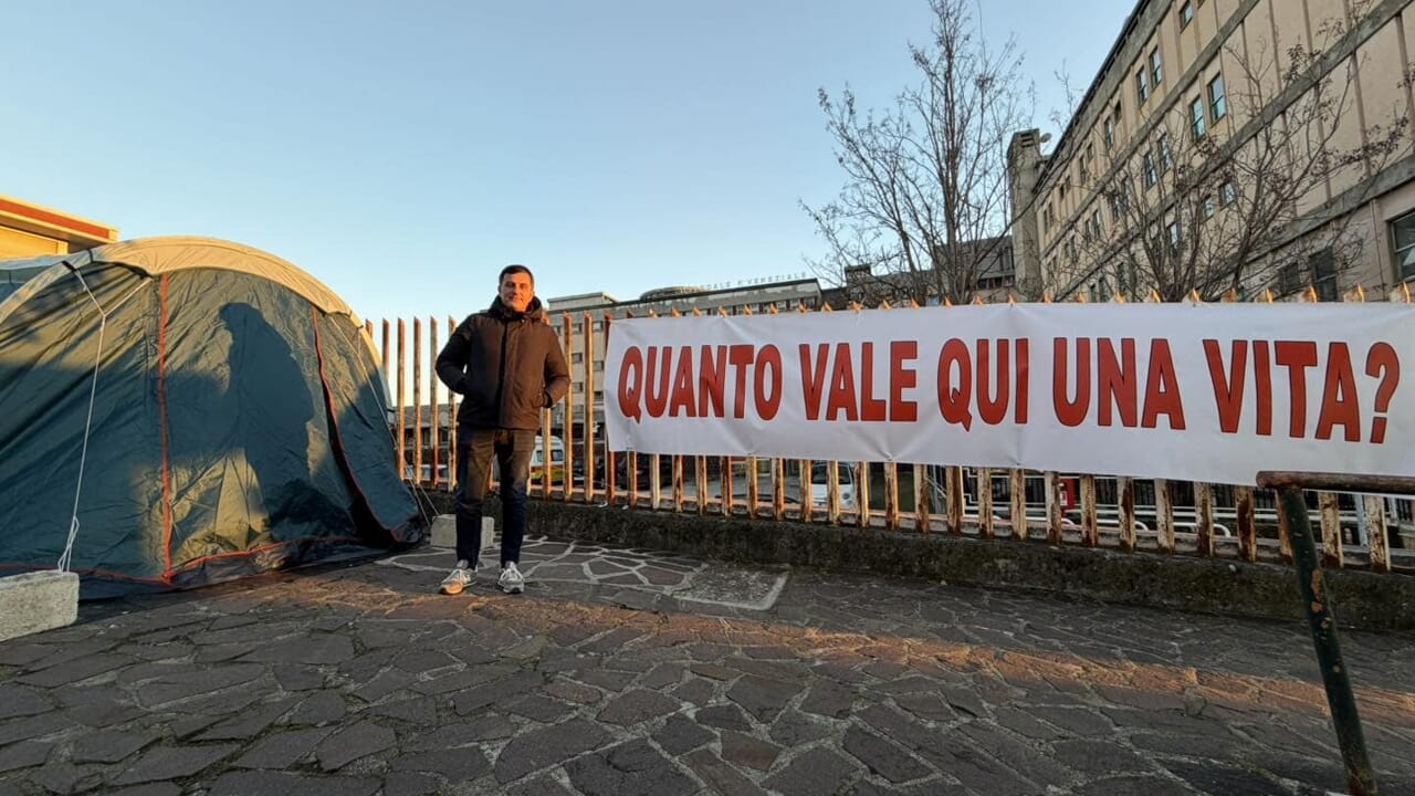 Dormir sous une tente devant l’hôpital : les soins réduits à la résistance