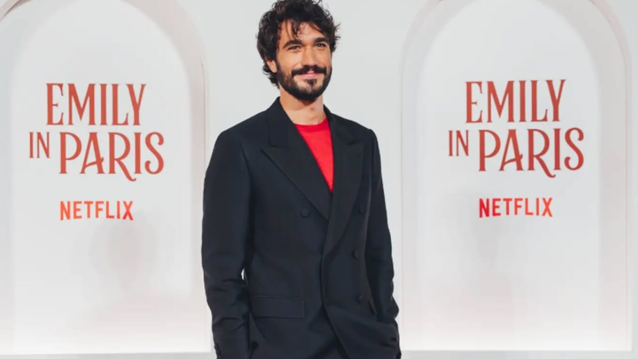 Eugénio Franceschini : "Les clichés dans Emily à Paris ? Le monde rêve de nous ainsi. J'ai traversé des années difficiles, cette série est ma rédemption"
