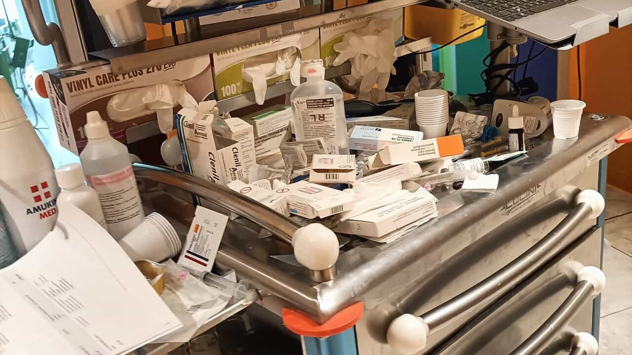Médecins et infirmiers embauchés sans qualification : "Nous avons perdu le contrôle"