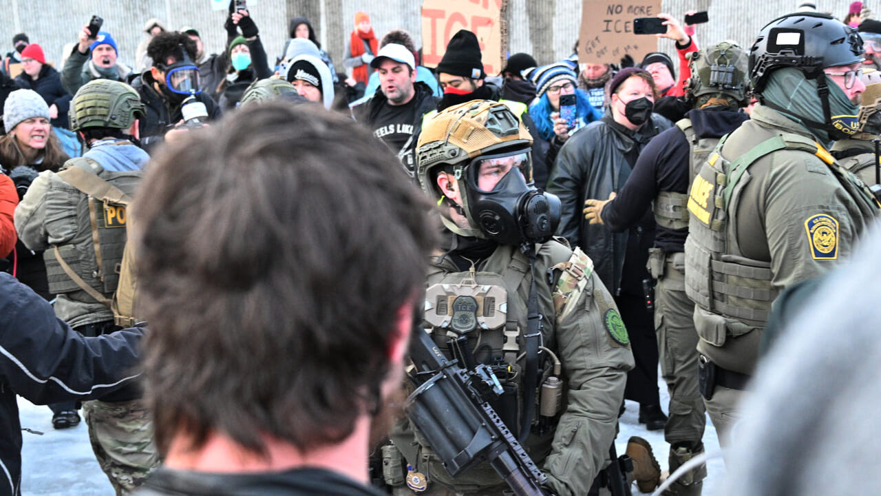 La sécurité comme prétexte : voilà comment Trump et l’ICE normalisent la violence d’État