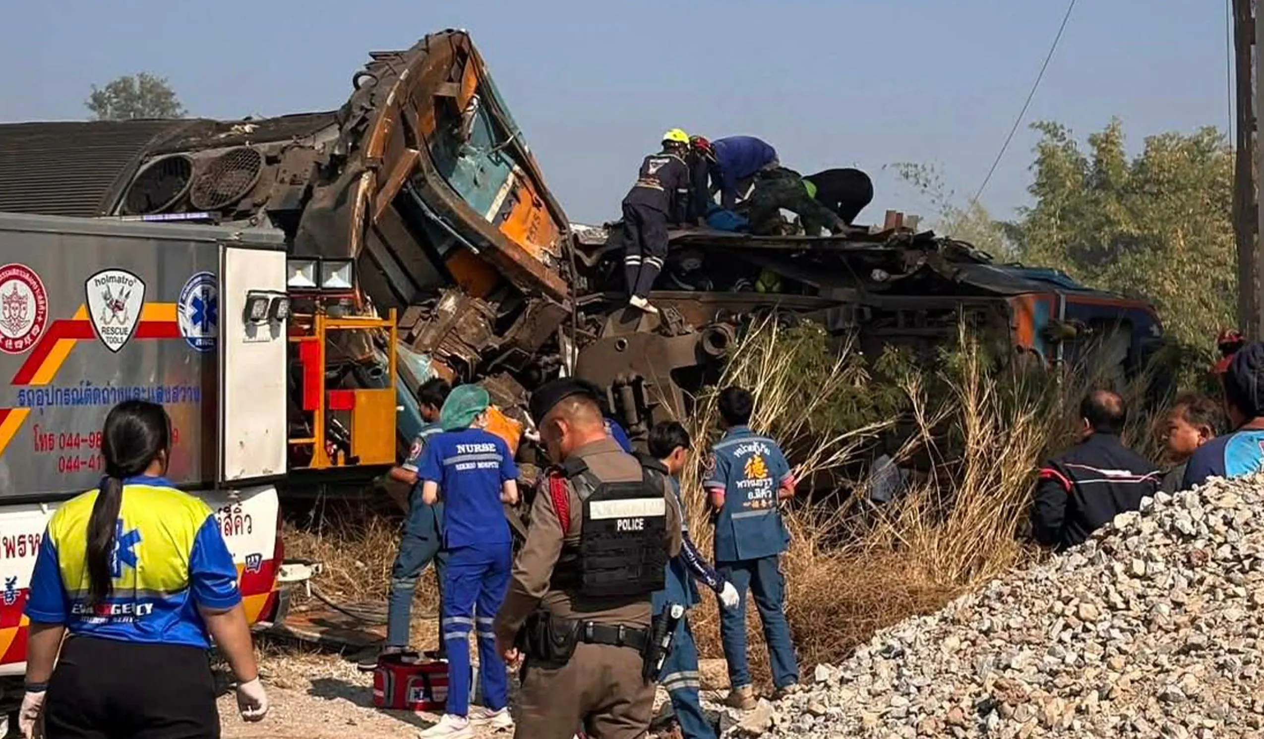 une grue s'effondre sur un train en marche, le faisant dérailler