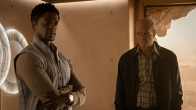 Edi Gathegi et Joel Kinnaman dans For All Mankind 5