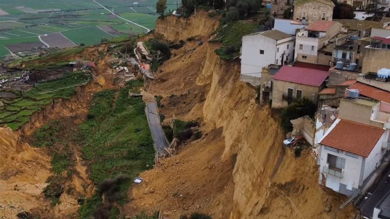 Que s'est-il passé avec le glissement de terrain de Niscemi en Sicile et qu'est-ce qu'un glissement de terrain : analyse géologique