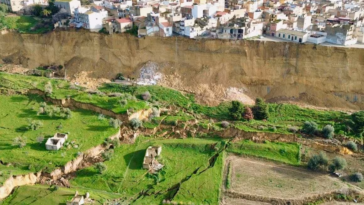 Le glissement de terrain à Niscemi ne s'arrête pas, les maisons jusqu'à 50-70 mètres du front sont en danger : les causes géologiques