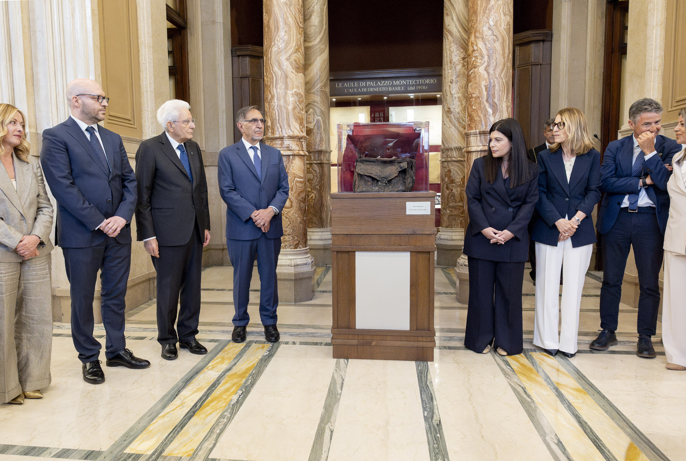 Giorgia Meloni, première à gauche, et le président Sergio Mattarella, lors de l'exposition à la Camera della Borsa de Paolo Borsellino (photo Quirinale)