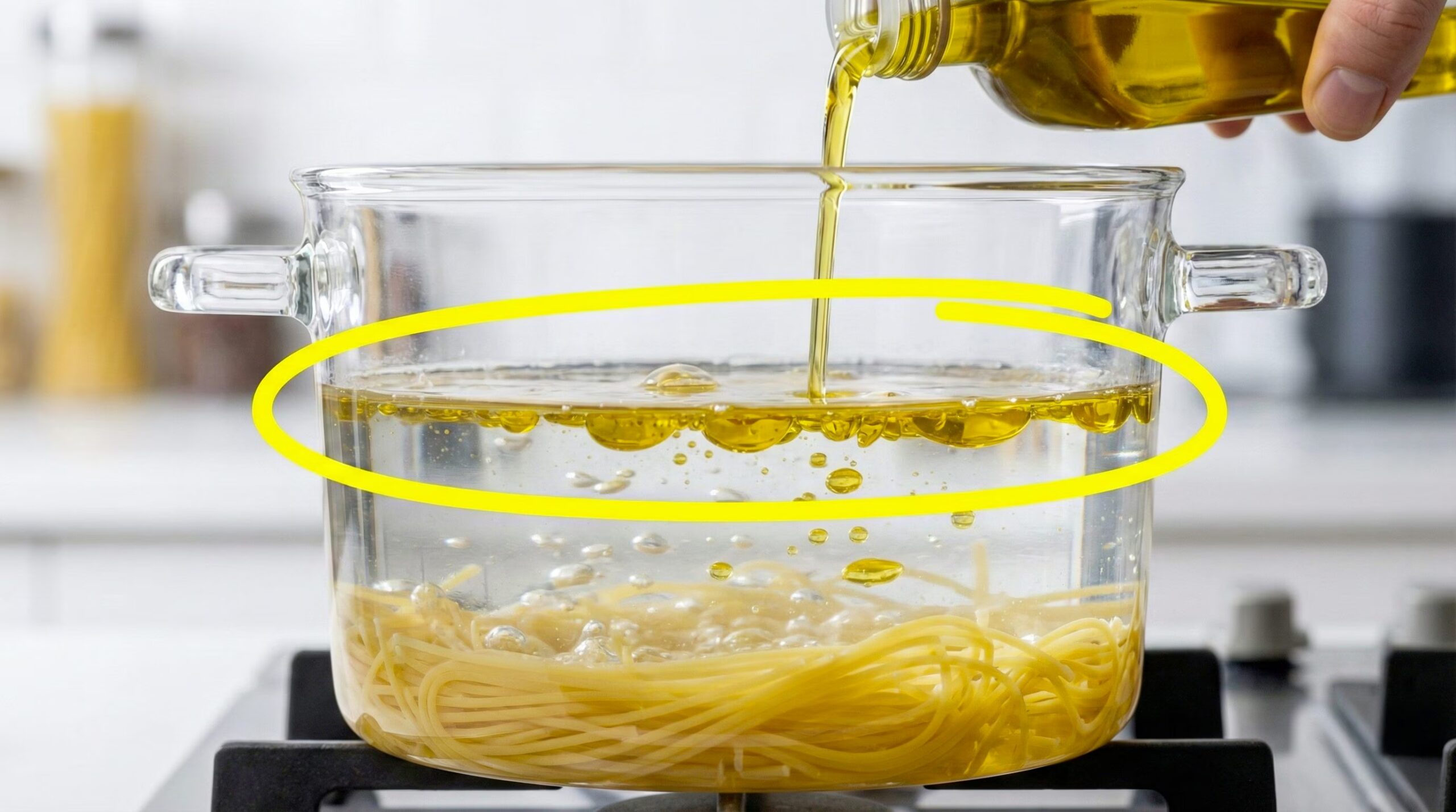 Le « truc » de l’huile dans l’eau de cuisson permet-il d’éviter que les pâtes ne collent ? Spoiler : non