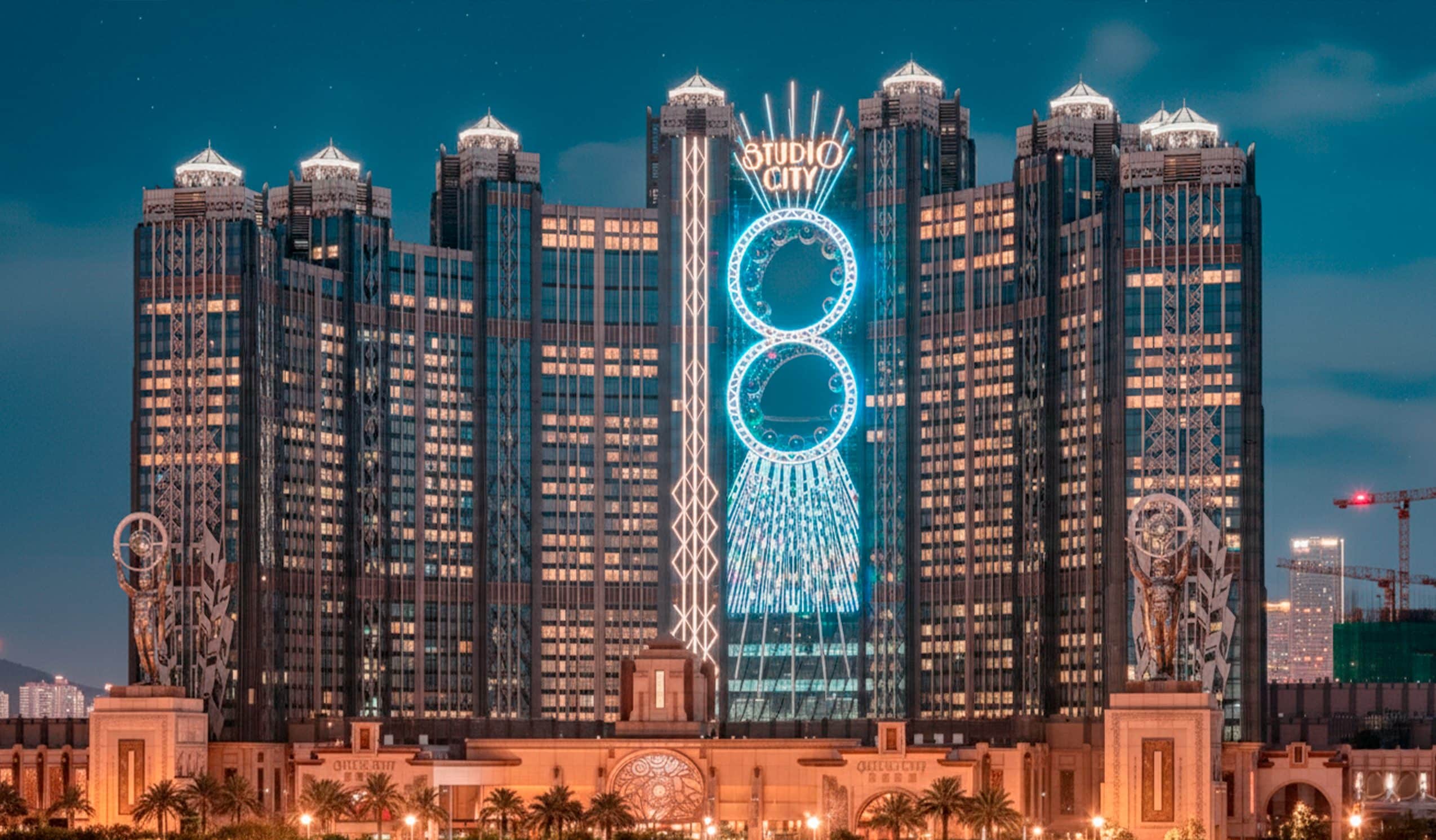 La seule grande roue en forme de 8 au monde est la Golden Reel du Studio City à Macao : elle mesure 130 m de haut.