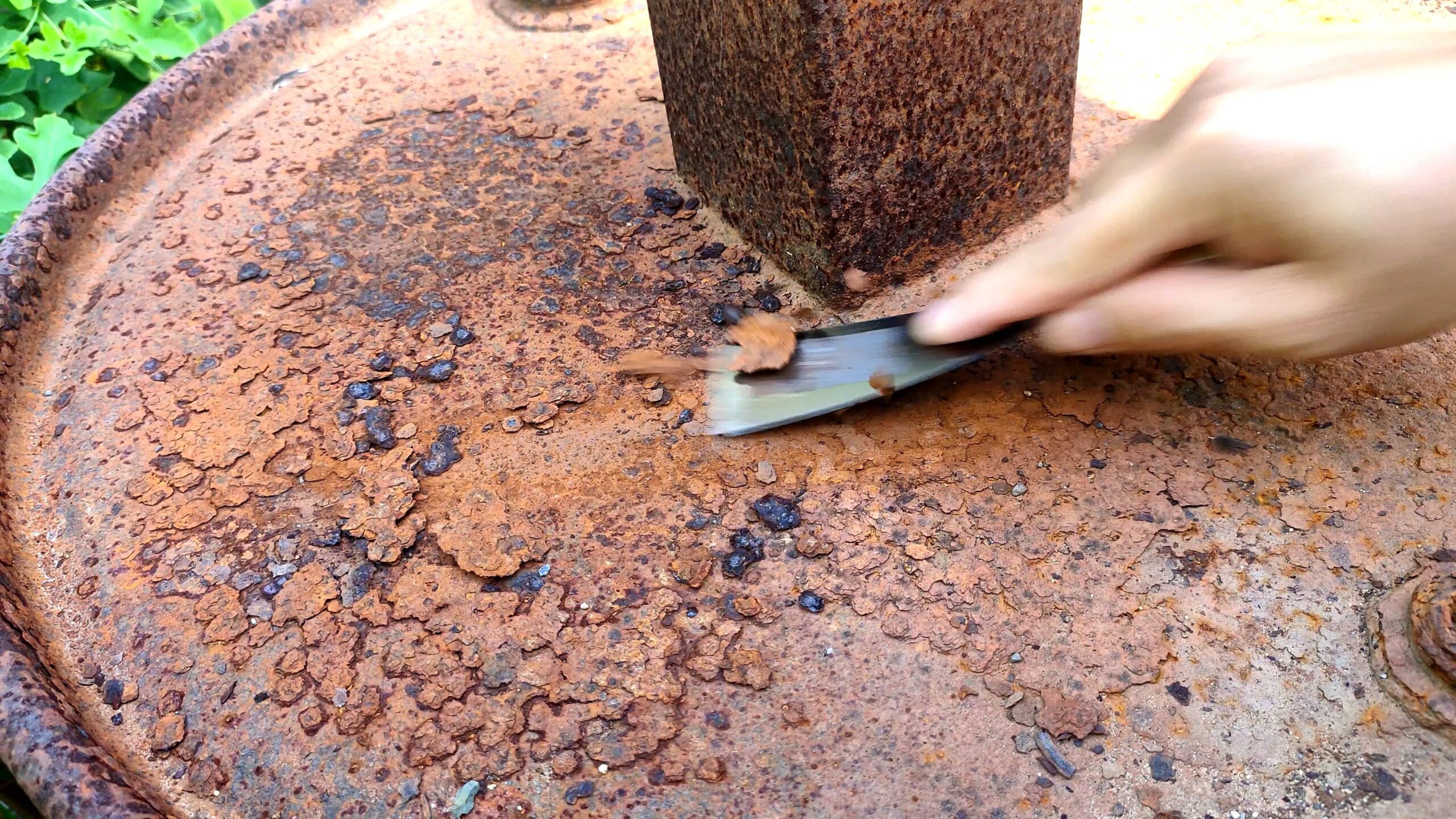 Éliminer efficacement la rouille des surfaces : remèdes mécaniques et chimiques