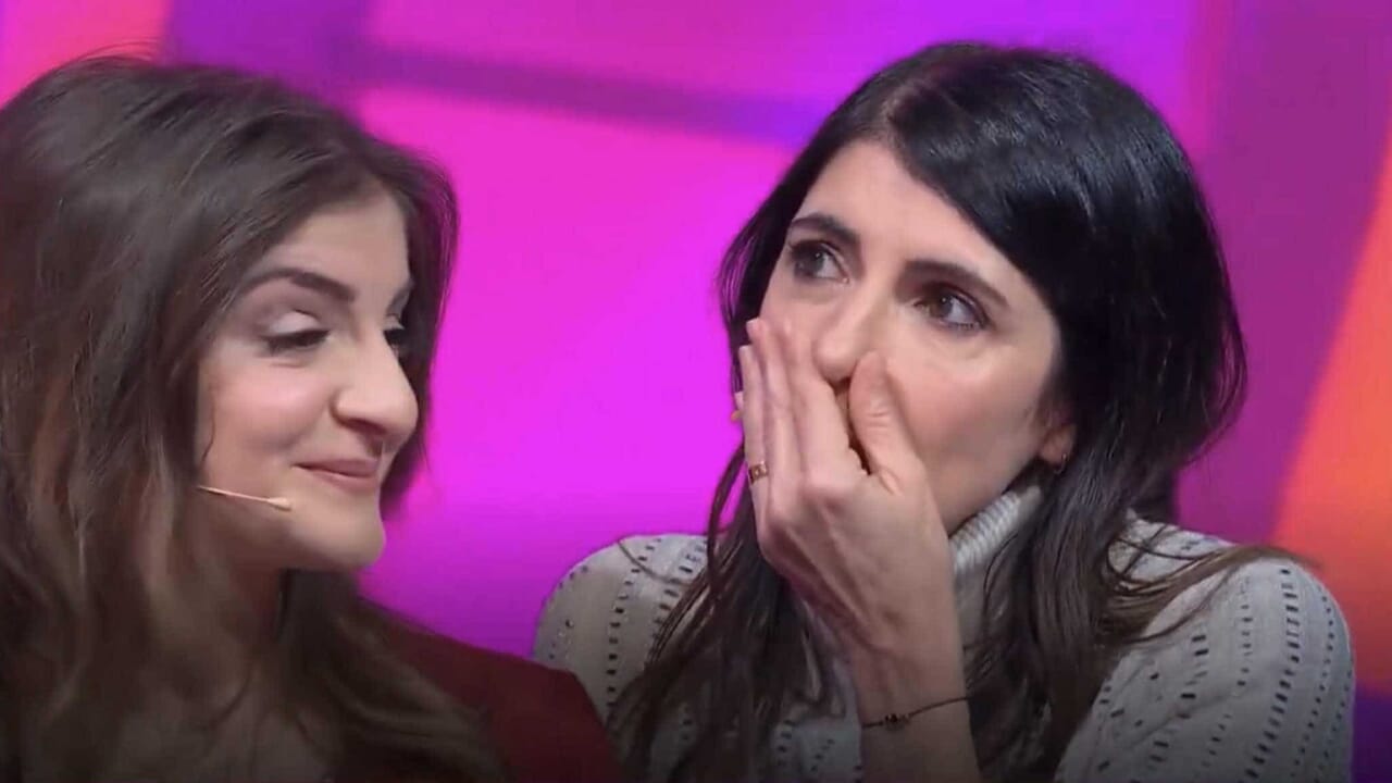Il y a Mail pour vous, les bulletins de notes : l'ego d'Il Volo est "digne du stade" (4), Giorgia en tant que témoin de mariage (8), les enfants avares sont de vilaines bêtes (2)