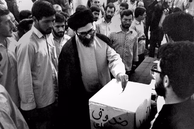 Khamenei votant pour le renouvellement en 1985 (crédit Khamenei.ir)