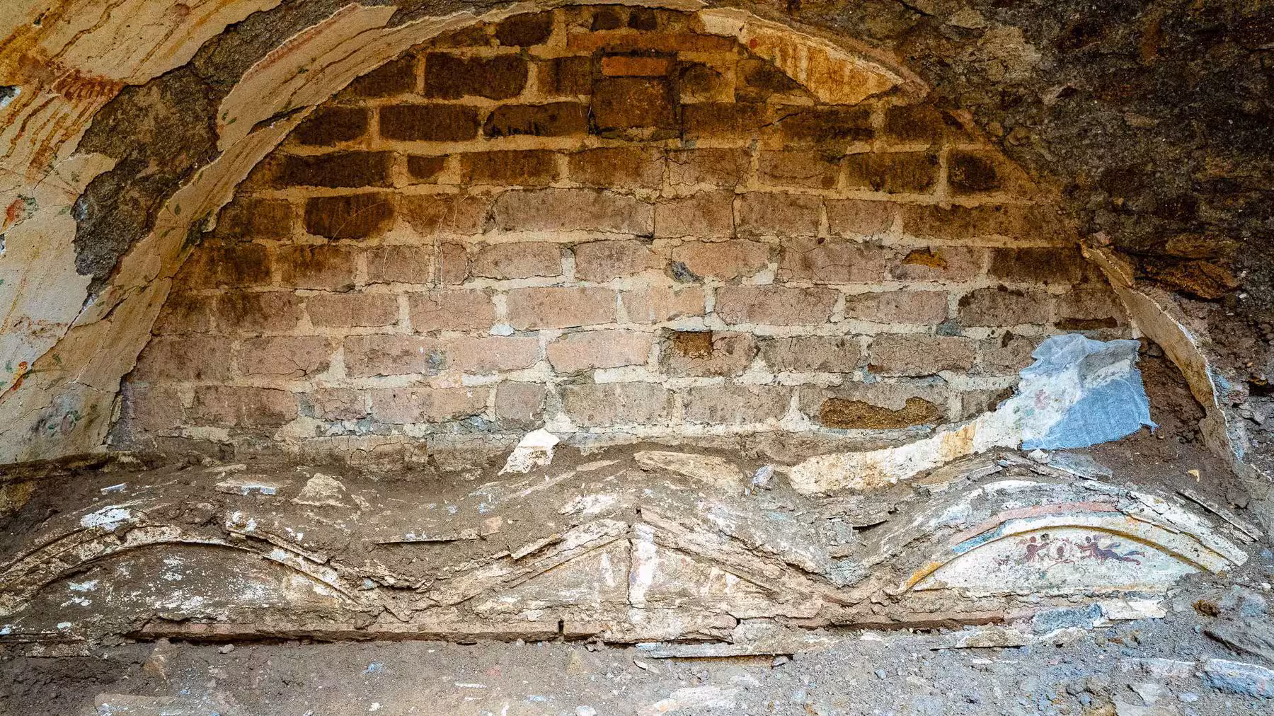 Une ancienne nécropole émerge parmi les plus grandes de la Rome antique via Ostiense avec des tombeaux et des mosaïques