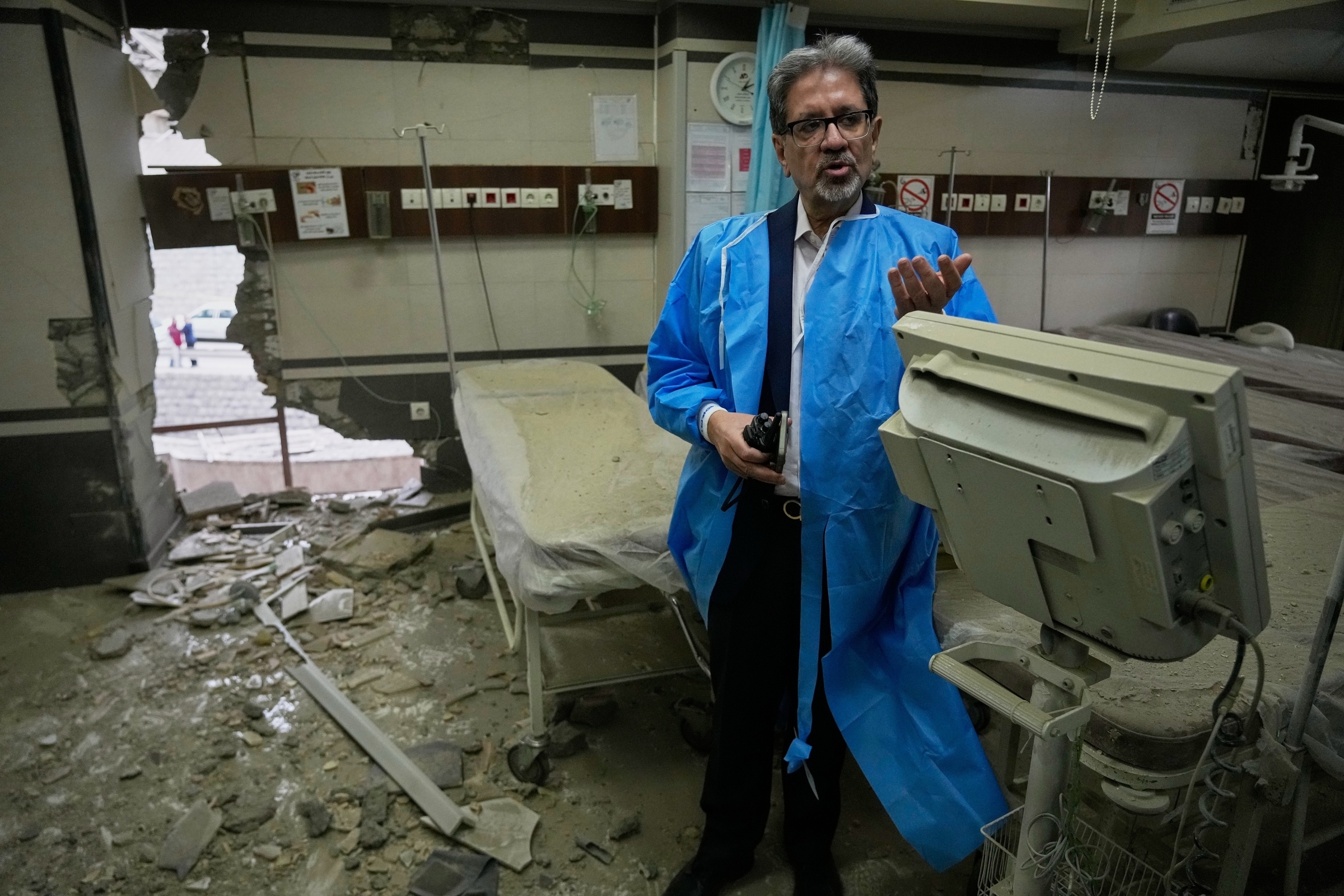 Dr Mohammad Hassan Bani Assad, directeur de l'hôpital Gandhi à Téhéran, touché par un bombardement américano-israélien, mardi 2 mars 2026 (AP Photo/Vahid Salemi via LaPresse)-2