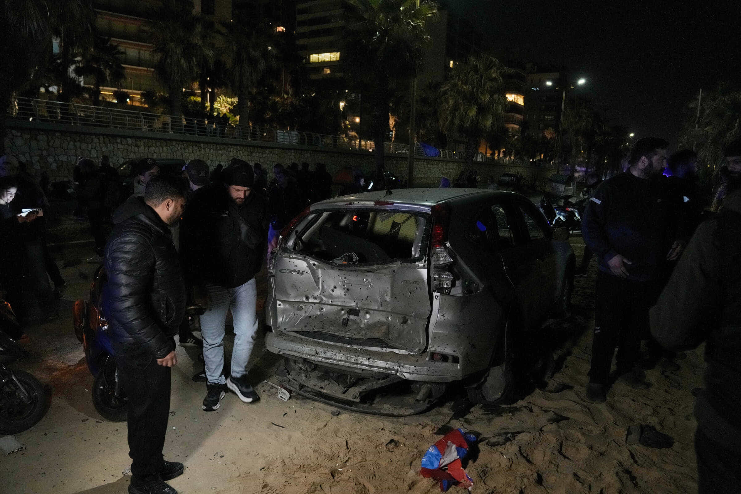 Raid aérien israélien sur la plage publique de Ramlet al-Baida, à Beyrouth, jeudi 12 mars 2026 (AP Photo/Bilal Hussein via LaPresse)