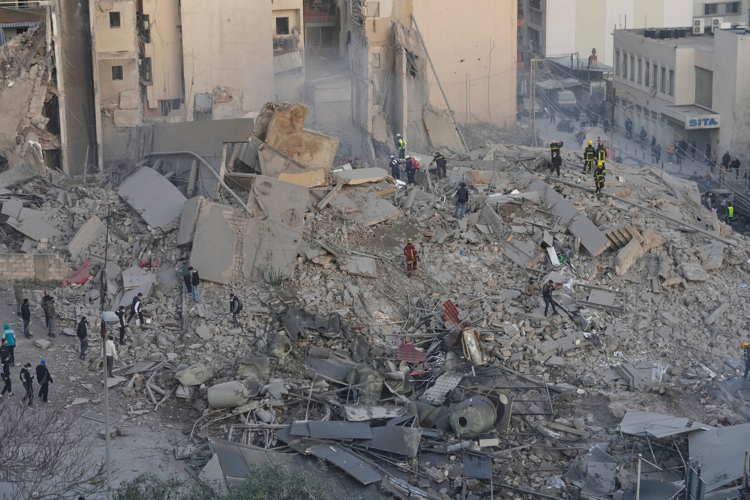 Des sauveteurs parmi les décombres d'un bâtiment détruit par un raid israélien dans le centre de Beyrouth, le mercredi 18 mars 2026 (AP Photo/Hussein Malla via LaPresse)