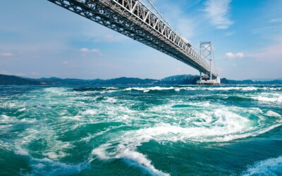 Les gyres du détroit de Naruto au Japon, un phénomène marin pouvant atteindre 1,5 km de diamètre