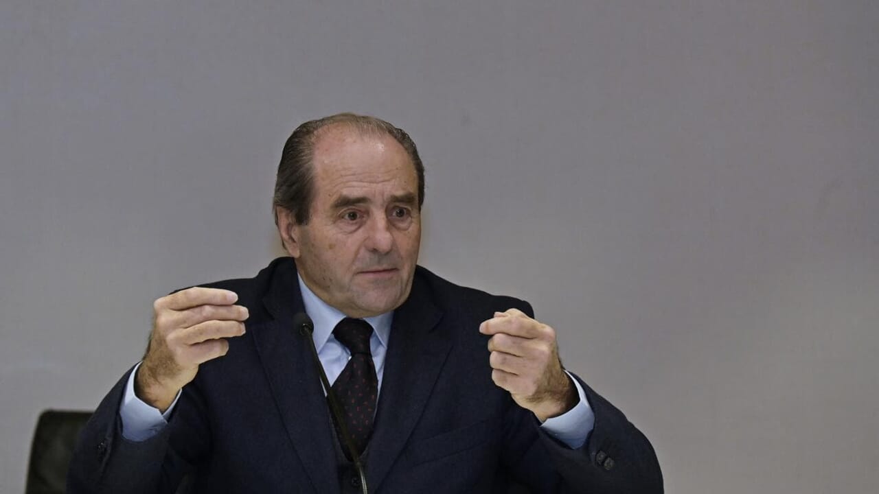 Avocats et magistrats sortant (littéralement) des murs