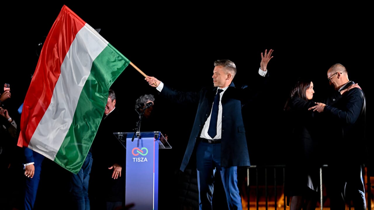 En Hongrie, les Magyars triomphent et l’ère Orban prend fin. L’Europe aime le nouveau leader et constitue une épine dans le pied de Poutine et Trump