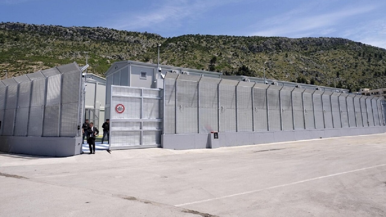 Le tribunal de l'UE "enregistrer" Dans les centres pour migrants en Albanie, Meloni se réjouit et attaque : "Deux années perdues à cause de lectures judiciaires forcées et infondées"