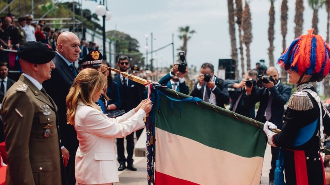 Meloni saute le sommet des Balkans et est à la fête des Carabiniers : le jaune des timbres