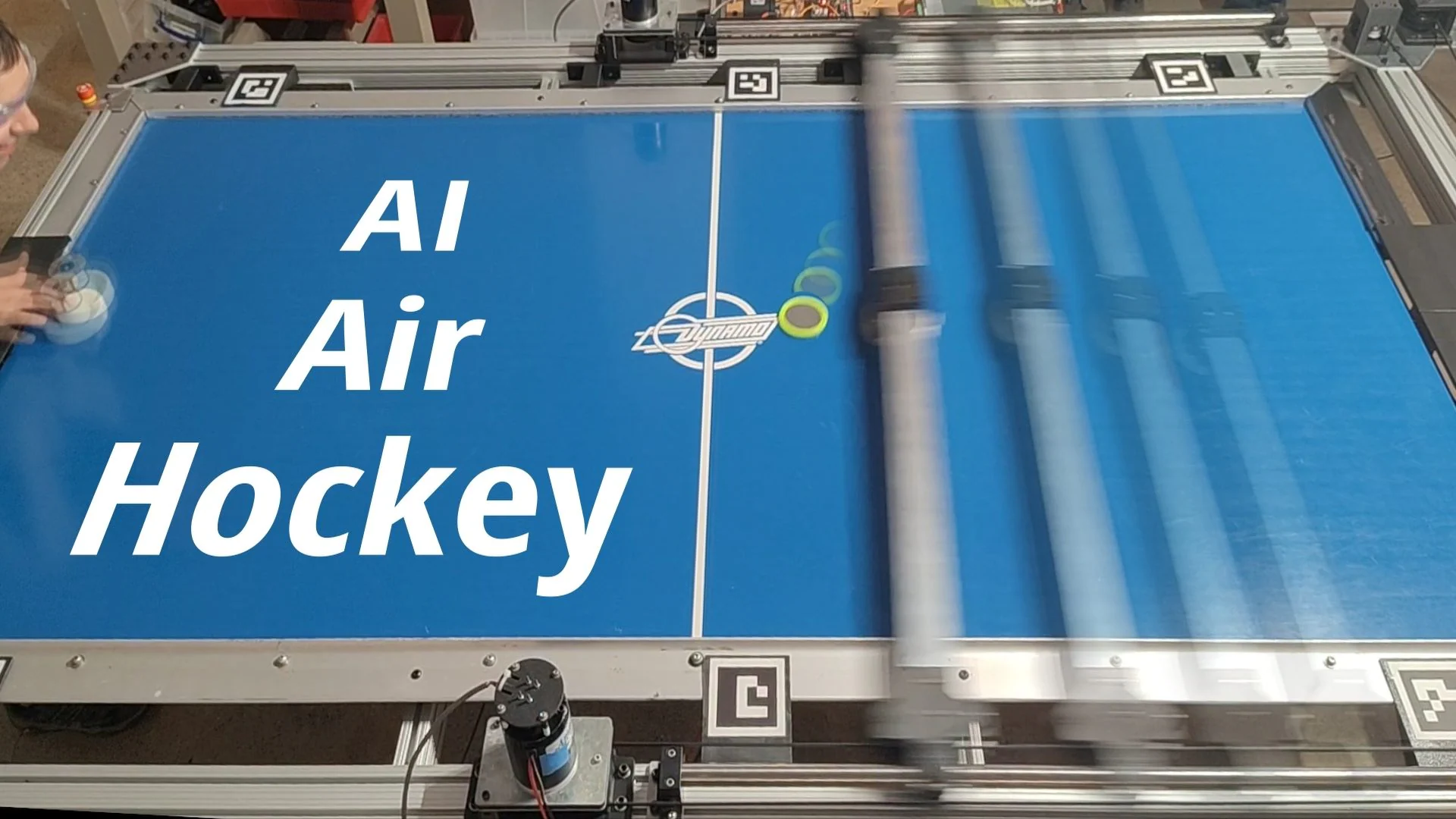 Un robot de hockey sur air imbattable défie les humains dans la vraie vie : comment l'IA a appris à jouer