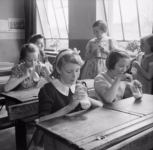 Distribution de lait à l'école avant Thatcher (crédit Wikimedia Commons)