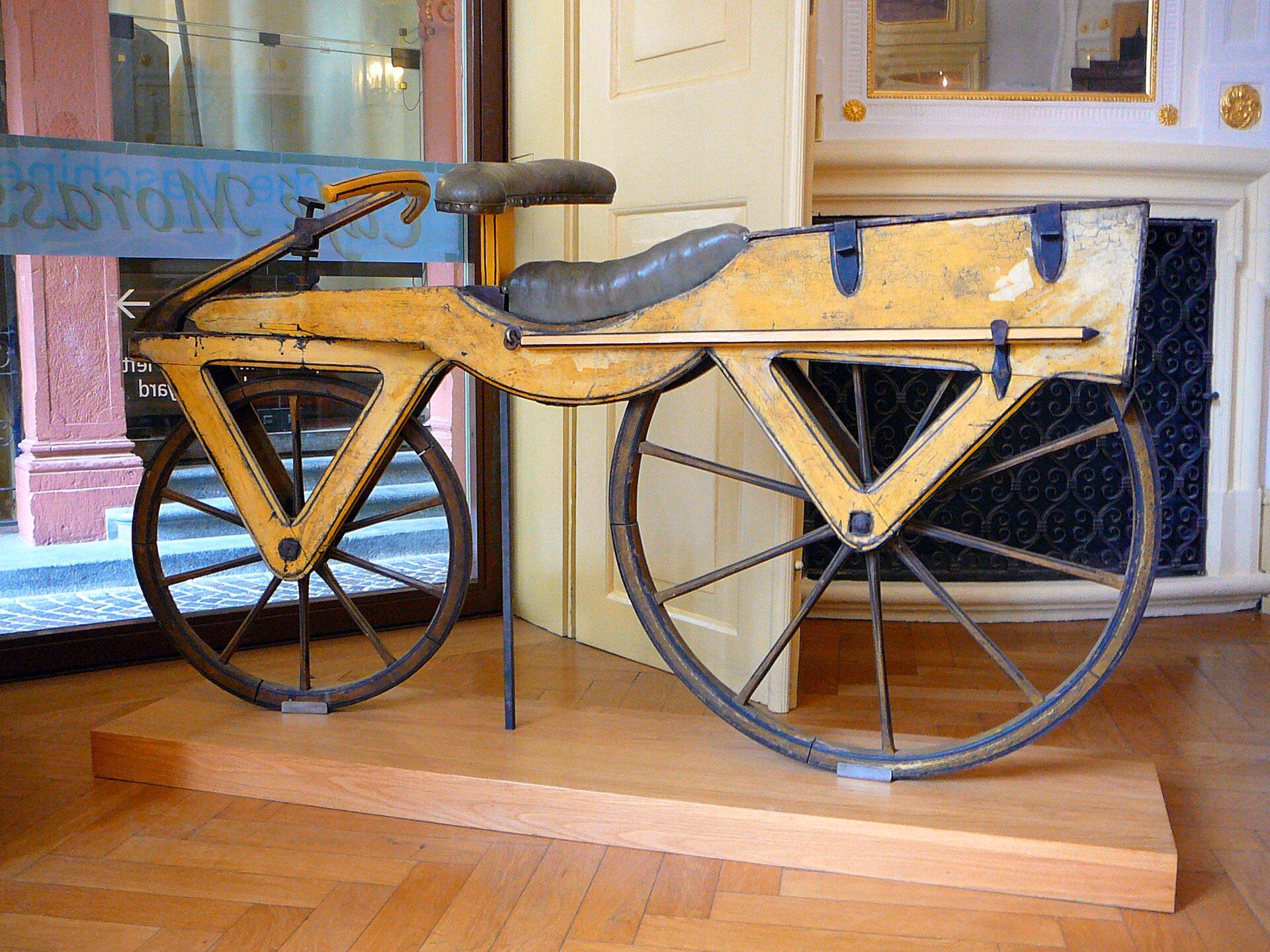 Le premier vélo de l'histoire n'avait même pas de pédales : la draisine inventée il y a plus de 200 ans