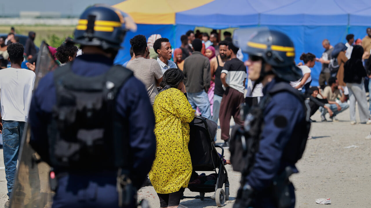 Rapatriements plus rapides et centres de type albanais dans les pays tiers : les nouvelles règles de l'UE sur les migrants irréguliers