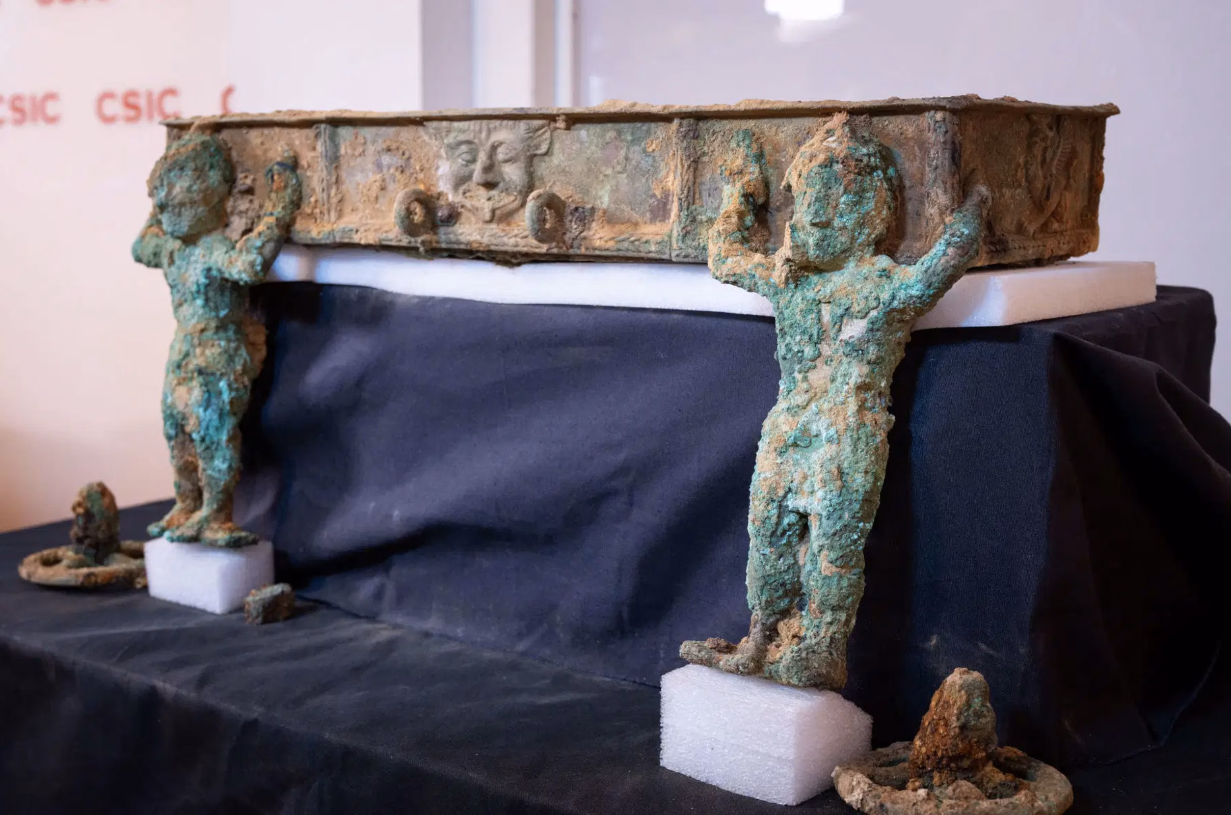 Un char en bronze vieux de 2 500 ans découvert à Turuñuelo en Espagne : il est unique par sa complexité décorative
