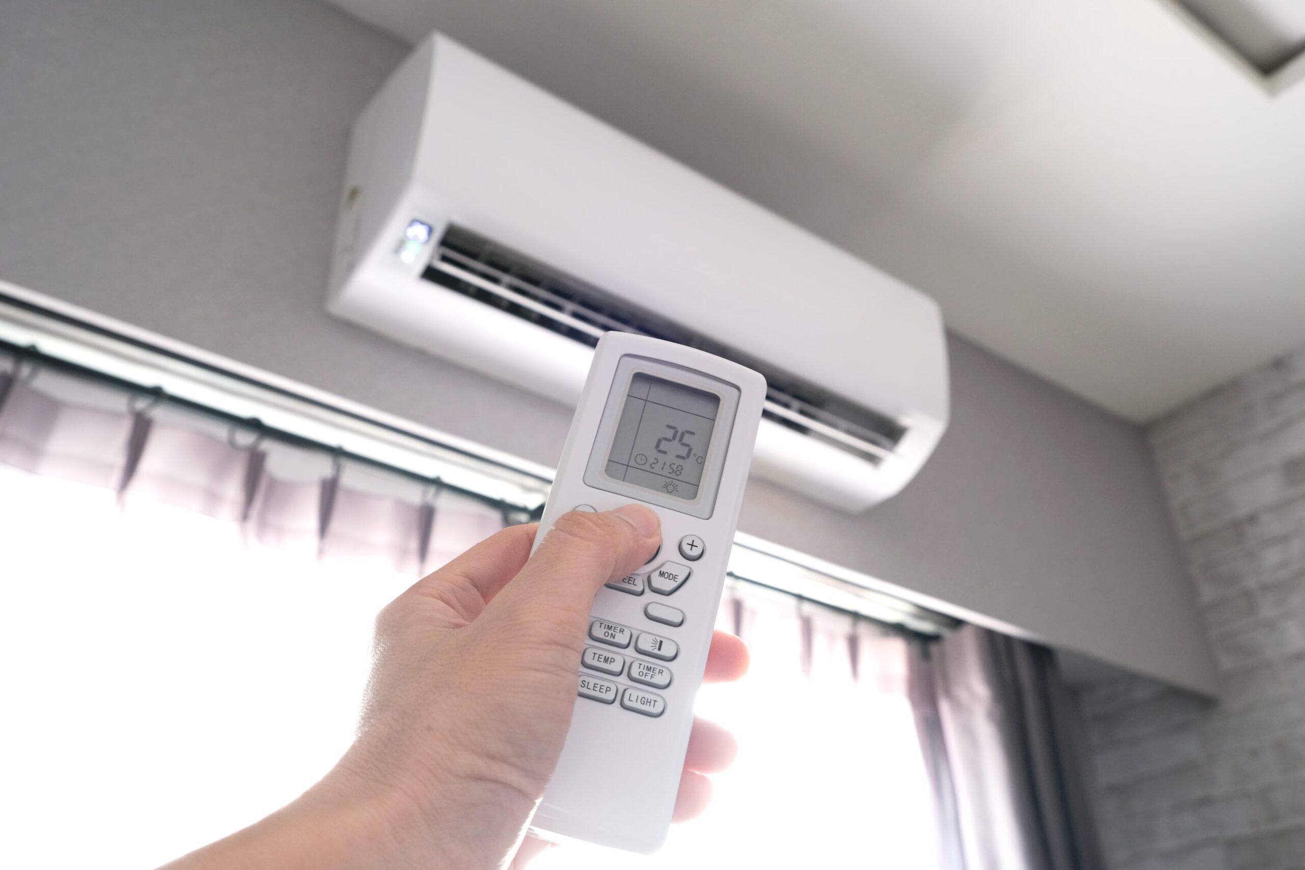 Pourquoi ne pas ouvrir les fenêtres avec la climatisation allumée : l'énergie entraîne des factures plus élevées
